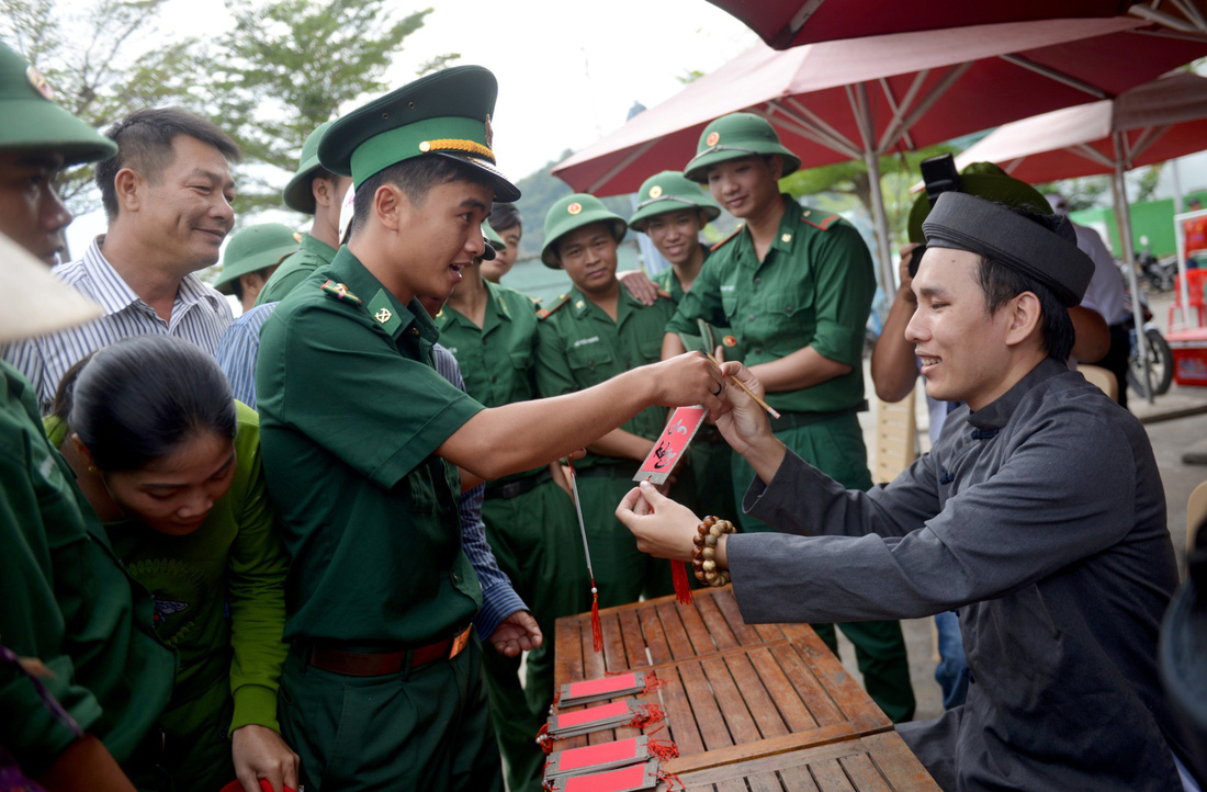 Nghệ sĩ hát, ngư dân phụ hò với Mùa xuân biển đảo 2018 - Ảnh 8.