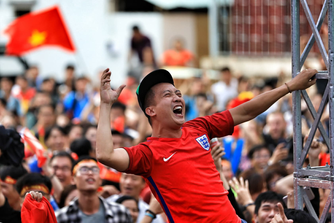 Fan Việt cuồn cuộn đổ ra đường mừng kỳ tích U23 Việt Nam - Ảnh 5.