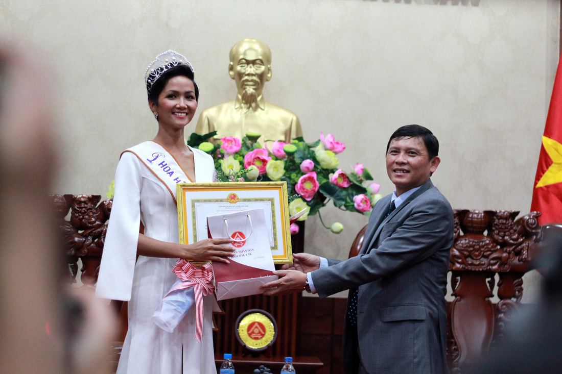Đắk Lắk gặp gỡ, khen thưởng Hoa hậu Hoàn vũ H’Hen Niê - Ảnh 3.