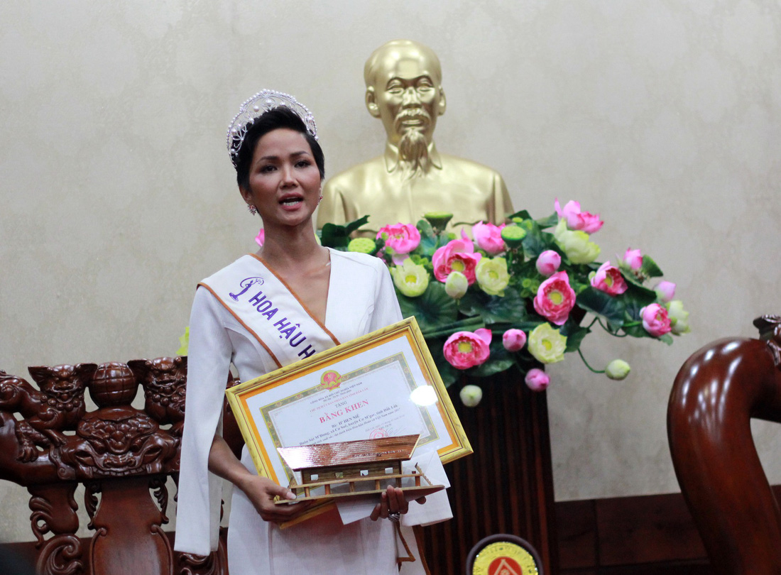 Đắk Lắk gặp gỡ, khen thưởng Hoa hậu Hoàn vũ H’Hen Niê - Ảnh 7.
