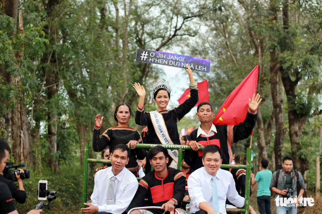 Hoa hậu HHen Niê đi xe máy cày về buôn làng - Ảnh 1.