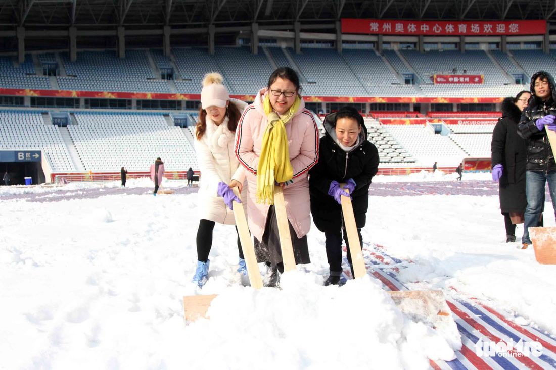 Dọn sạch tuyết trên sân vận động nơi U23 Việt Nam đá chung kết - Ảnh 6.