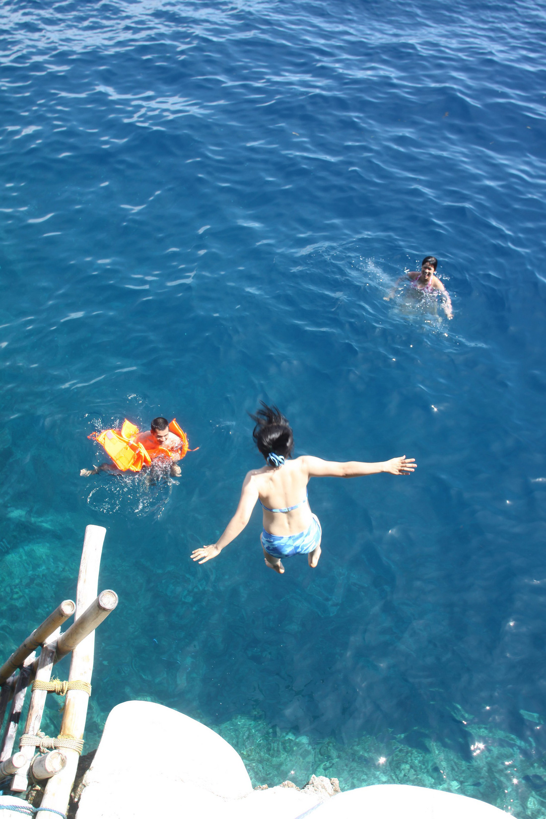 Nhảy xuống biển từ vách đá tại đảo thiên đường Philippines - Ảnh 5.
