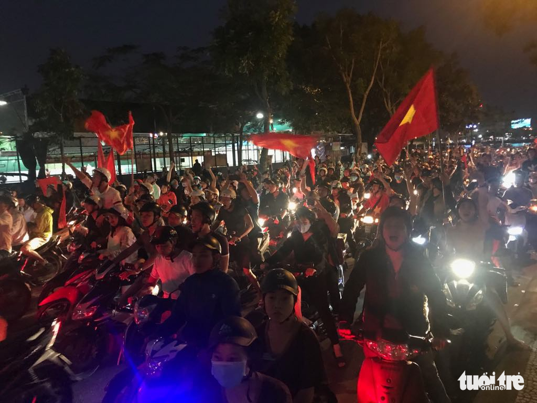 Fan Việt cuồn cuộn đổ ra đường mừng kỳ tích U23 Việt Nam - Ảnh 4.
