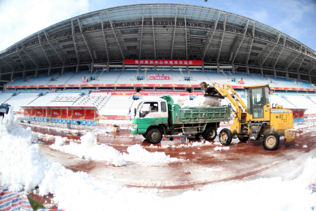 Dọn sạch tuyết trên sân vận động nơi U23 Việt Nam đá chung kết - Ảnh 9.