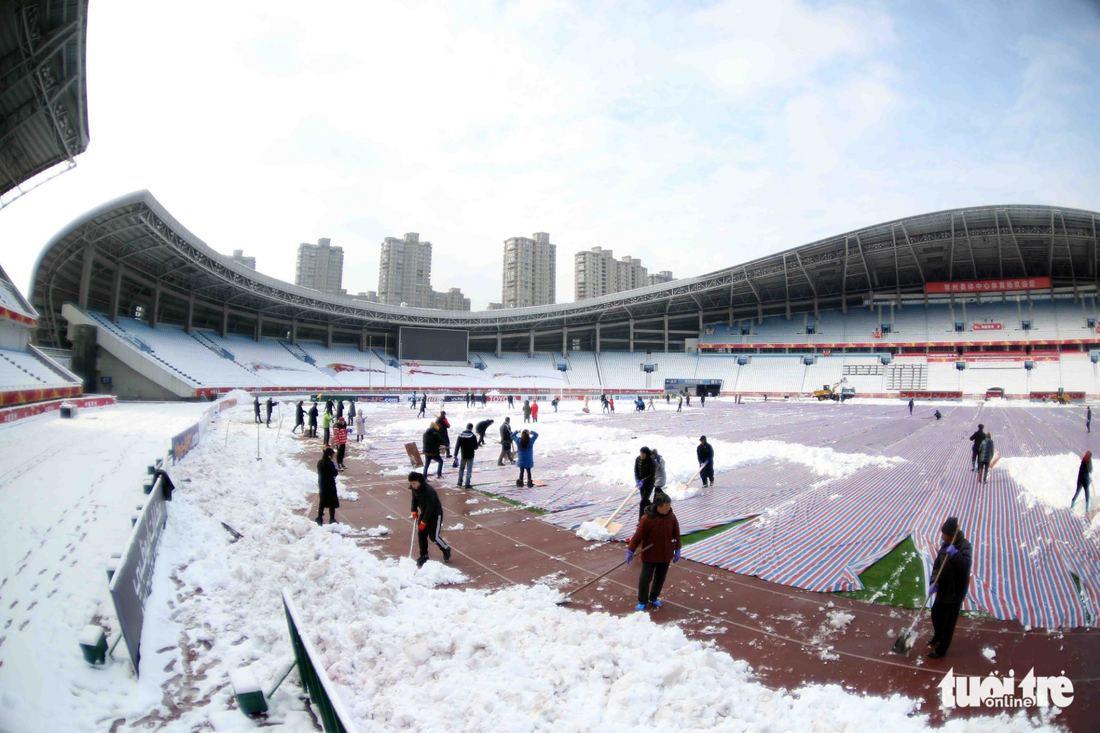 Dọn sạch tuyết trên sân vận động nơi U23 Việt Nam đá chung kết - Ảnh 8.
