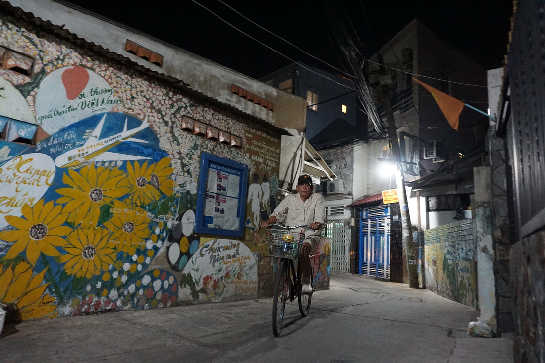Người họa sĩ già và những bức tường cũ của Sài Gòn - Ảnh 7.