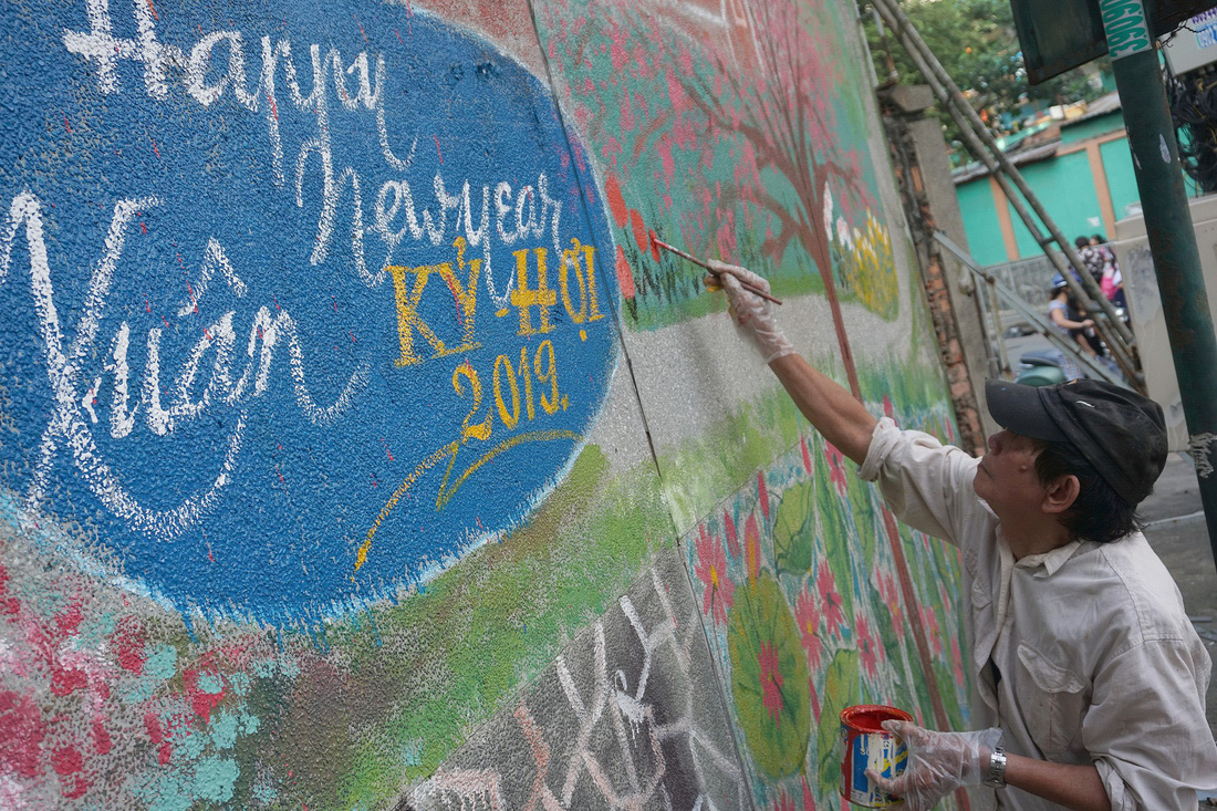 Người họa sĩ già và những bức tường cũ của Sài Gòn - Ảnh 9.