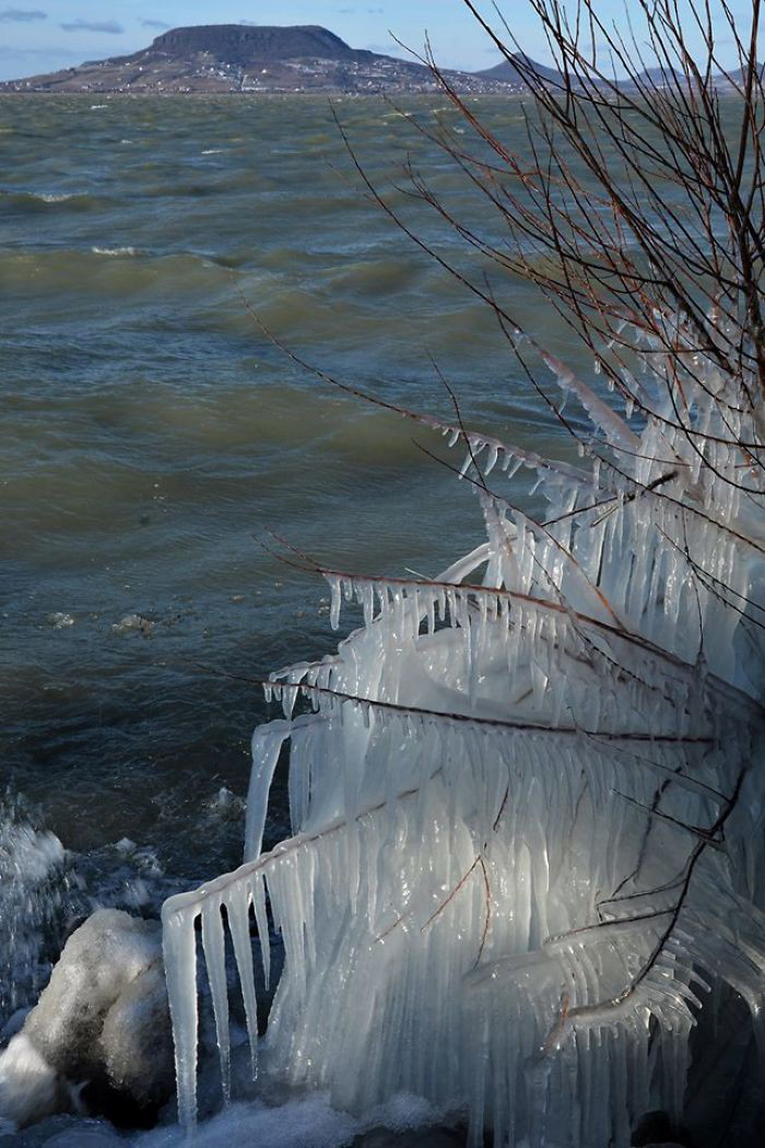 Hồ lớn nhất Trung Âu đóng băng nhìn như xứ thủy tinh - Ảnh 4.