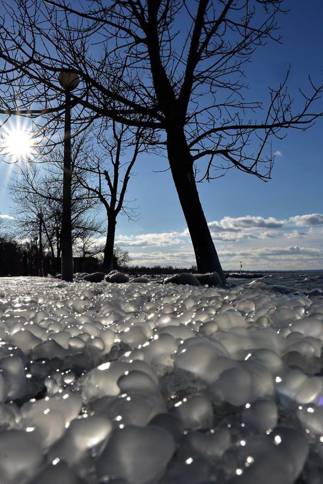 Hồ lớn nhất Trung Âu đóng băng nhìn như xứ thủy tinh - Ảnh 10.