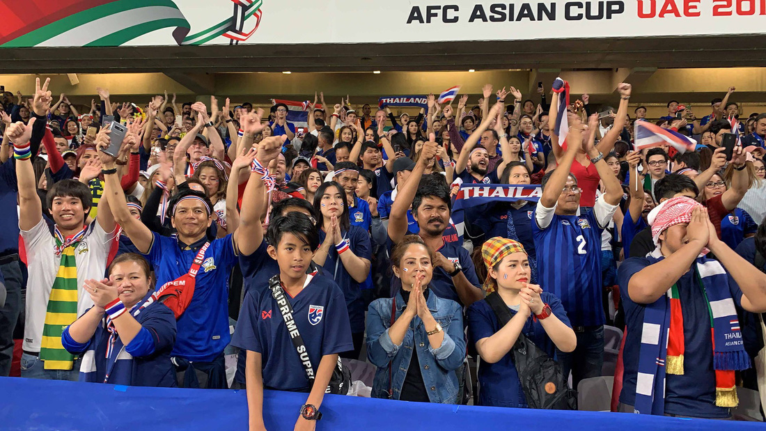 Đi tiếp vào vòng 16 đội, cầu thủ Thái Lan và CĐV ăn mừng như thể... vô địch - Ảnh 2.