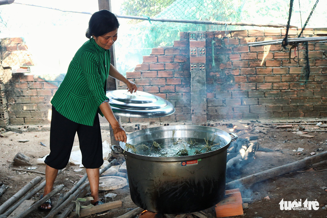 Sài Gòn chiều cuối năm hun hút khói bếp nấu bánh tét cúng giỗ ông bà - Ảnh 10.