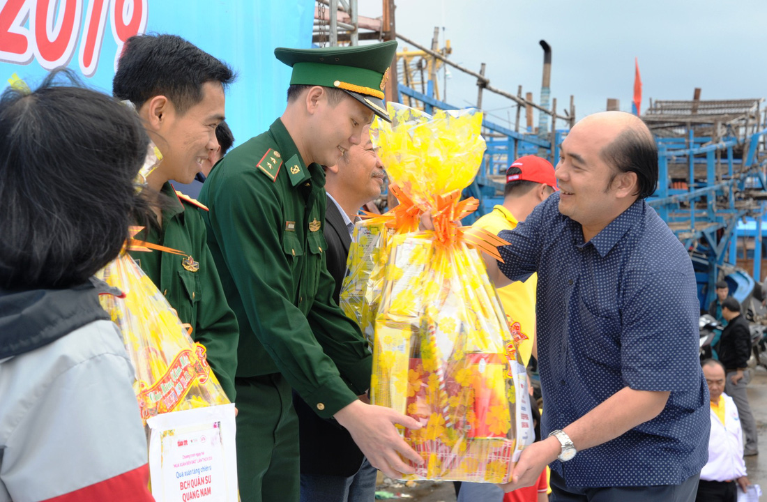 Đem hương xuân sớm đến ngư dân làng biển Hoàng Sa - Ảnh 5.