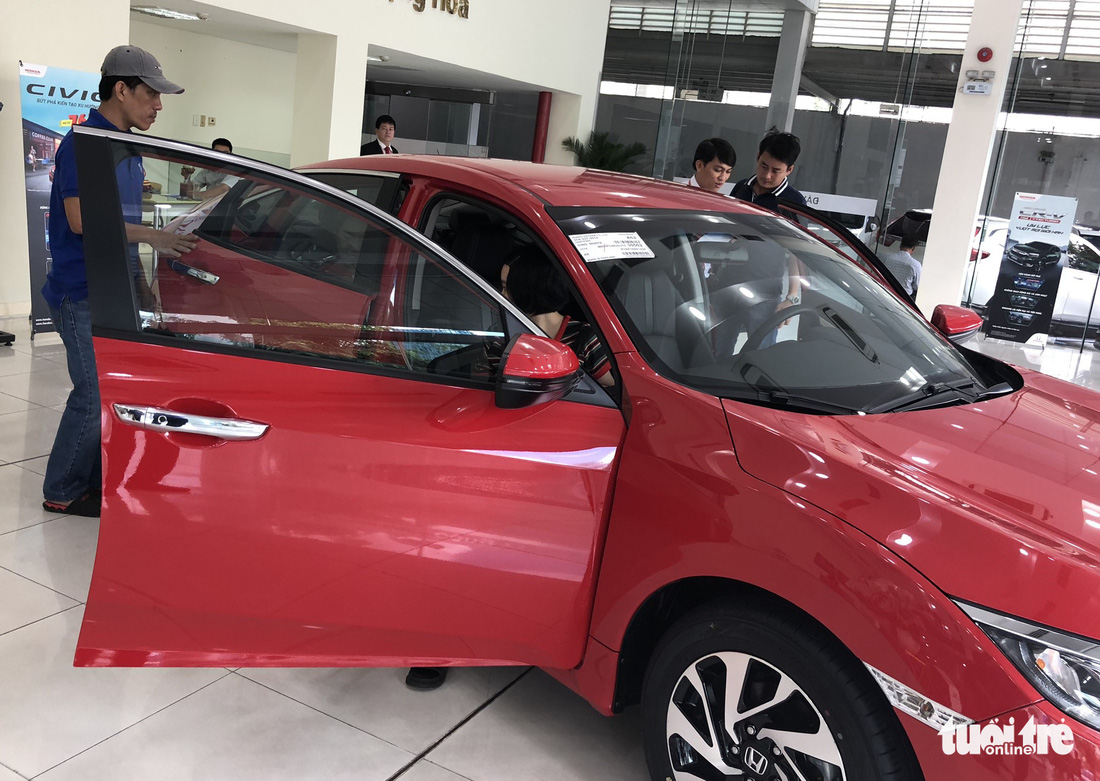 Tăng tốc nhập ôtô vi vu tết, siêu xe 20 tỉ về Việt Nam - Ảnh 1.