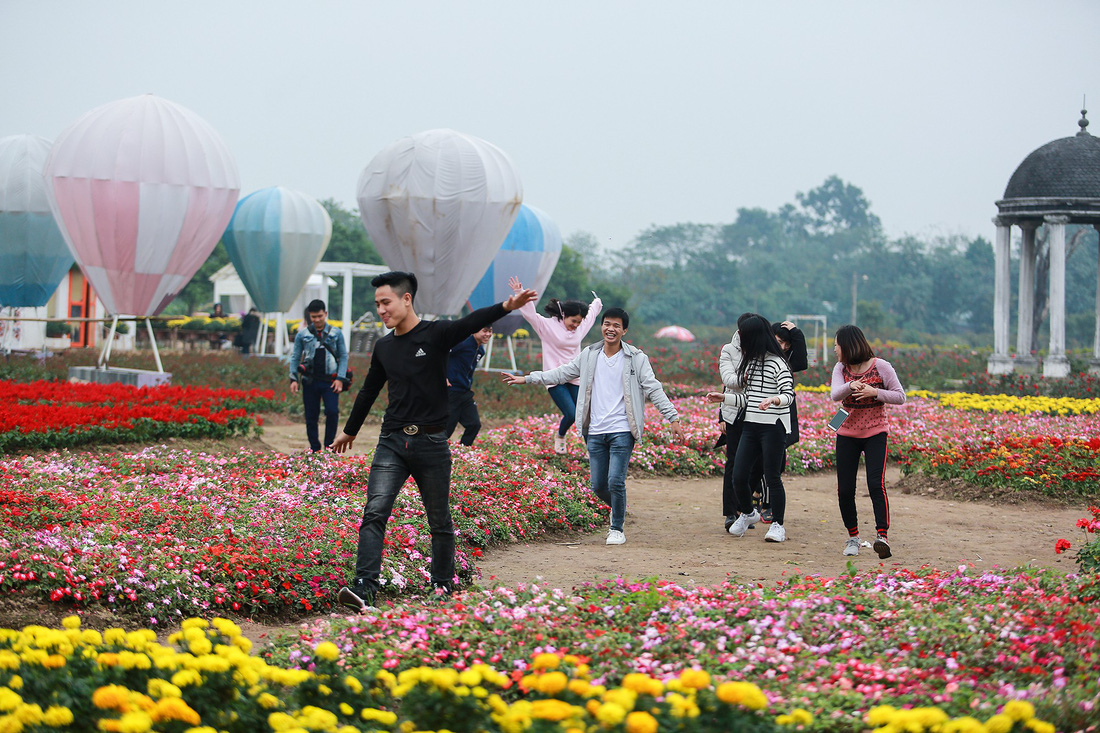 Cup ngàn hoa khổng lồ cổ vũ đội tuyển Việt Nam - Ảnh 8.