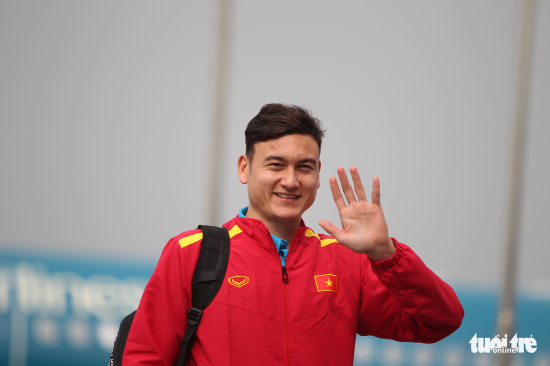 Người hâm mộ thủ đô nồng nhiệt chào đón tuyển thủ Việt Nam - Ảnh 4.