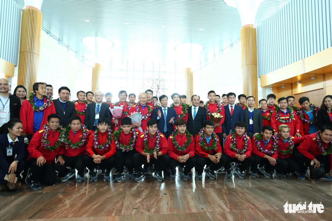 Người hâm mộ thủ đô nồng nhiệt chào đón tuyển thủ Việt Nam - Ảnh 10.