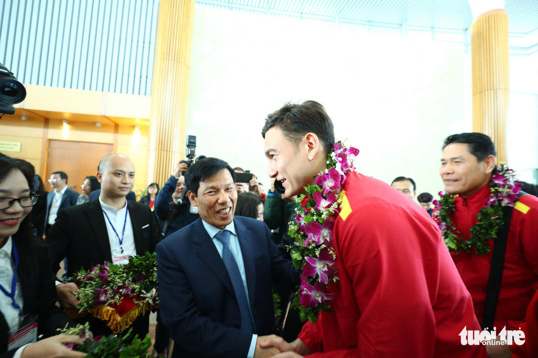 Người hâm mộ thủ đô nồng nhiệt chào đón tuyển thủ Việt Nam - Ảnh 9.