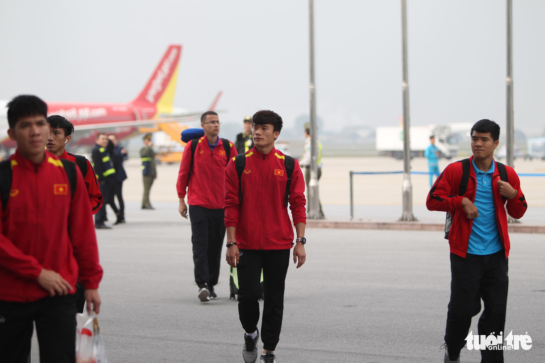 Người hâm mộ thủ đô nồng nhiệt chào đón tuyển thủ Việt Nam - Ảnh 8.
