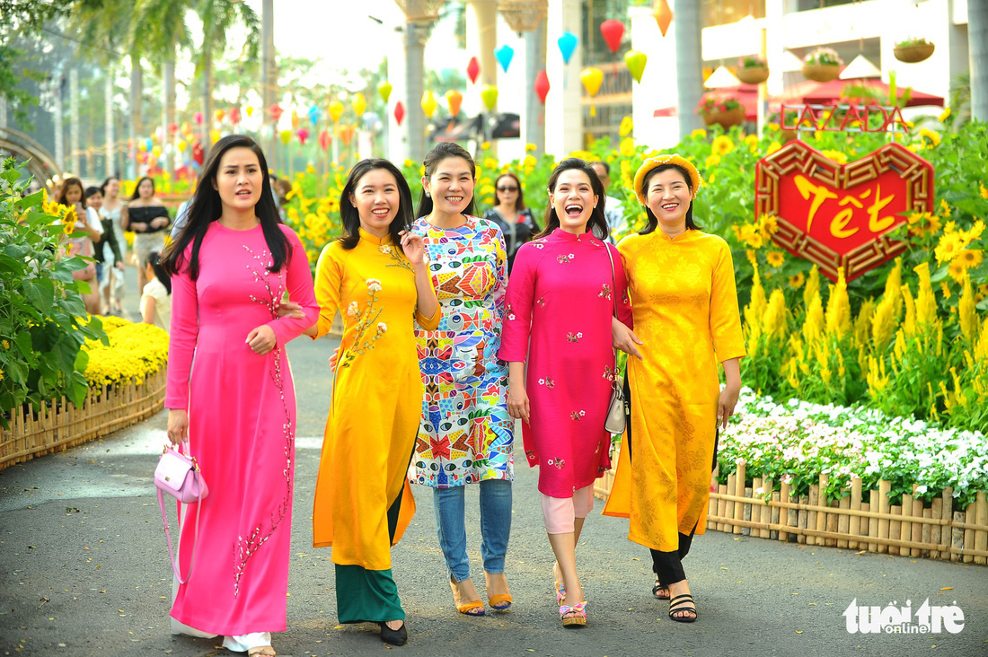 Đàn heo vàng xuất hiện tại hội chợ hoa xuân Phú Mỹ Hưng - Ảnh 6.