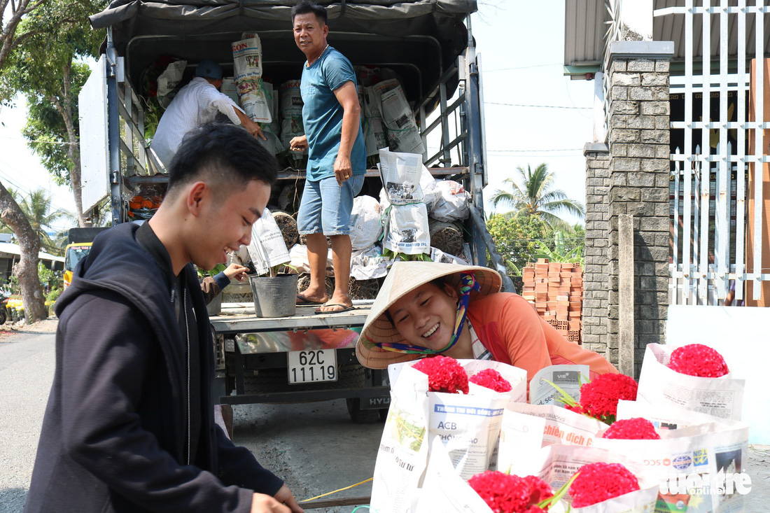 Hàng triệu giỏ hoa Mỹ Tho đang đổ về Sài Gòn, Bình Dương, Tây Ninh... - Ảnh 7.