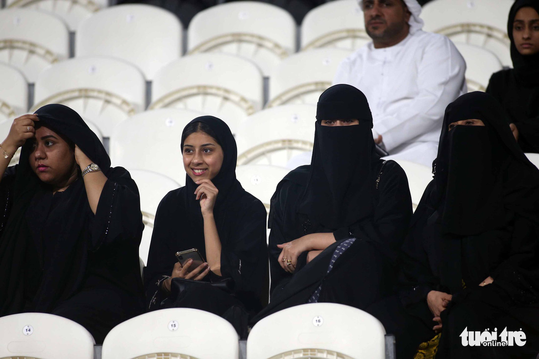 Ngắm những cô gái Iran xinh đẹp trong chiến thắng 5 sao trước Yemen - Ảnh 9.