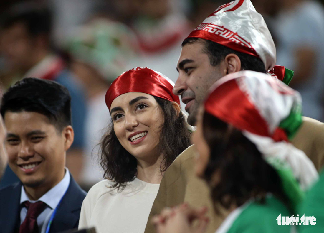 Ngắm những cô gái Iran xinh đẹp trong chiến thắng 5 sao trước Yemen - Ảnh 3.