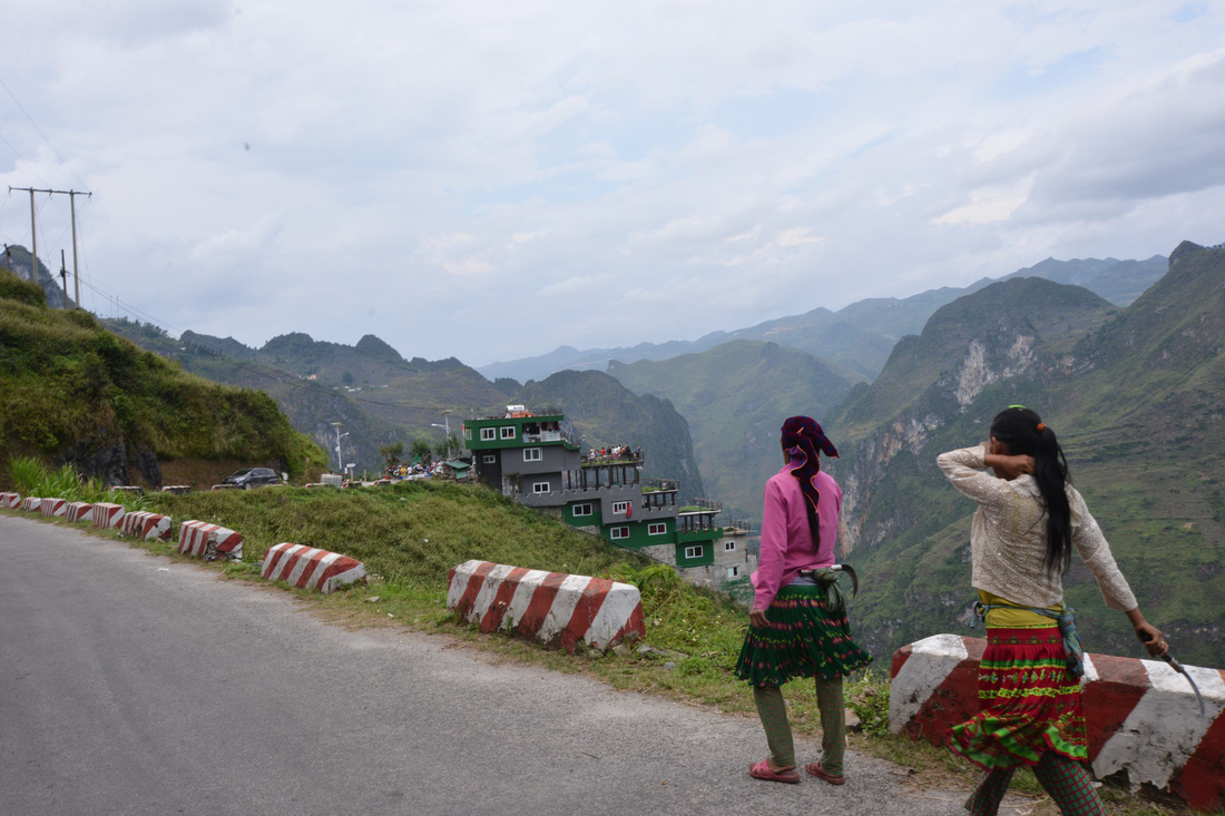 Mặc đề nghị dỡ bỏ, Mã Pì Lèng Panorama bất ngờ phủ sơn xanh lá - Ảnh 5.