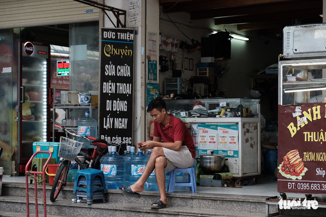 Dân Linh Đàm chật vật lo nước sạch sau 3 ngày nước máy vẫn khó ngửi - Ảnh 3.