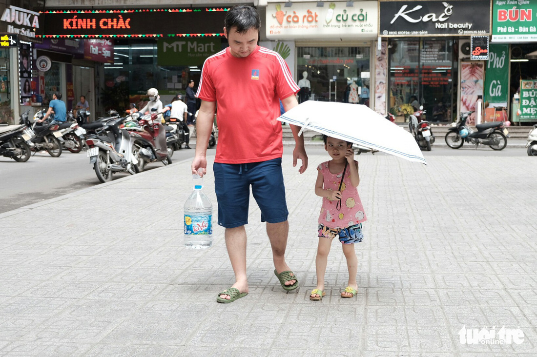 Dân Linh Đàm chật vật lo nước sạch sau 3 ngày nước máy vẫn khó ngửi - Ảnh 7.