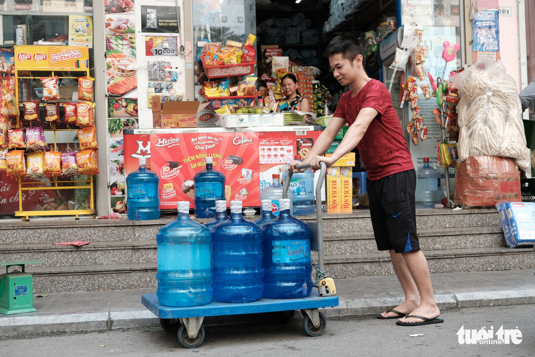 Dân Linh Đàm chật vật lo nước sạch sau 3 ngày nước máy vẫn khó ngửi - Ảnh 9.