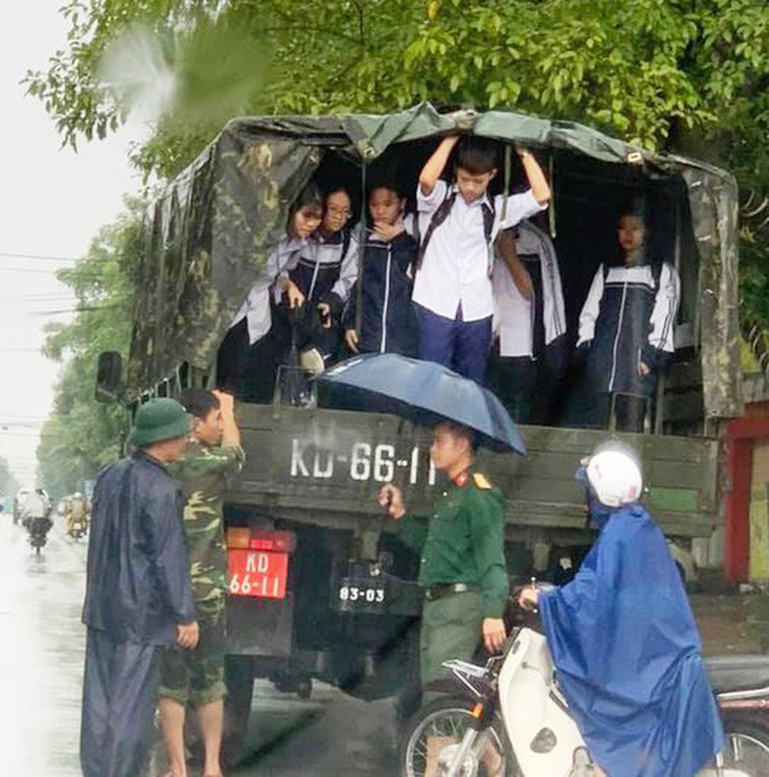 TP Vinh ngập lụt lịch sử, bộ đội đưa xe quân sự giải cứu học sinh - Ảnh 4.