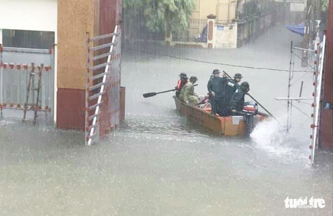 TP Vinh ngập lụt lịch sử, bộ đội đưa xe quân sự giải cứu học sinh - Ảnh 2.