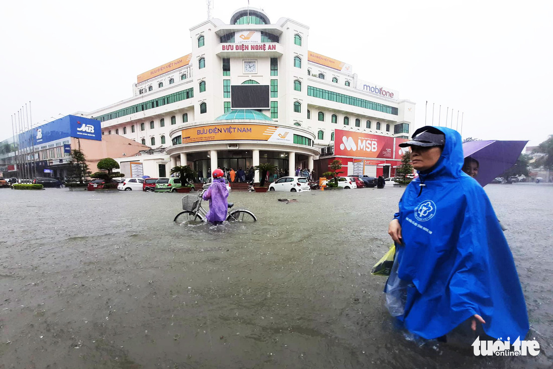 TP Vinh ngập lụt lịch sử, bộ đội đưa xe quân sự giải cứu học sinh - Ảnh 9.