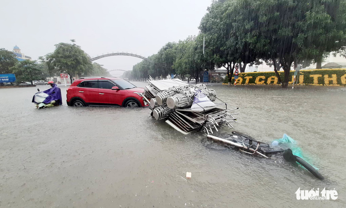 TP Vinh ngập lụt lịch sử, bộ đội đưa xe quân sự giải cứu học sinh - Ảnh 15.