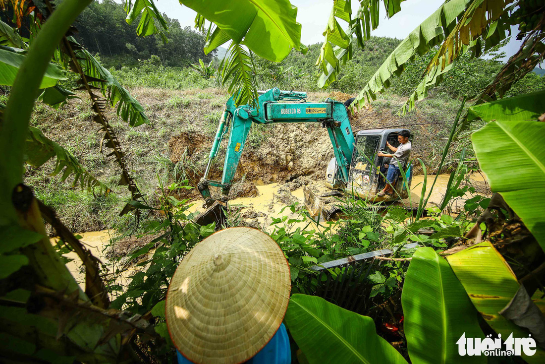 Nơi khởi nguồn sự cố nước sông Đà, mùi dầu thải vẫn xộc lên từ khe suối - Ảnh 6.