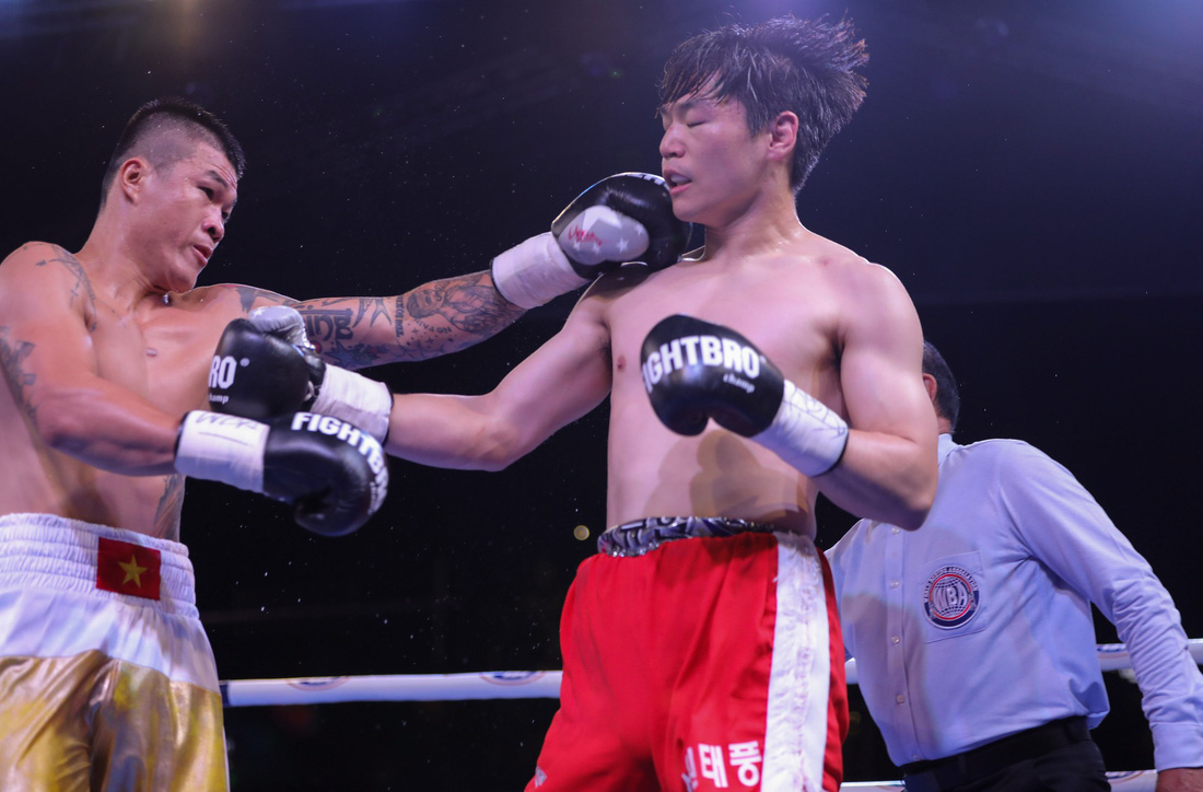 Đánh bại võ sĩ Hàn Quốc, Trương Đình Hoàng giành đai WBA Đông Á - Ảnh 2.