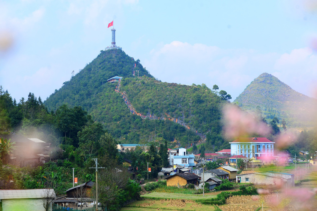 Phá núi xây khu du lịch tâm linh nơi cột cờ Lũng Cú - Ảnh 1.