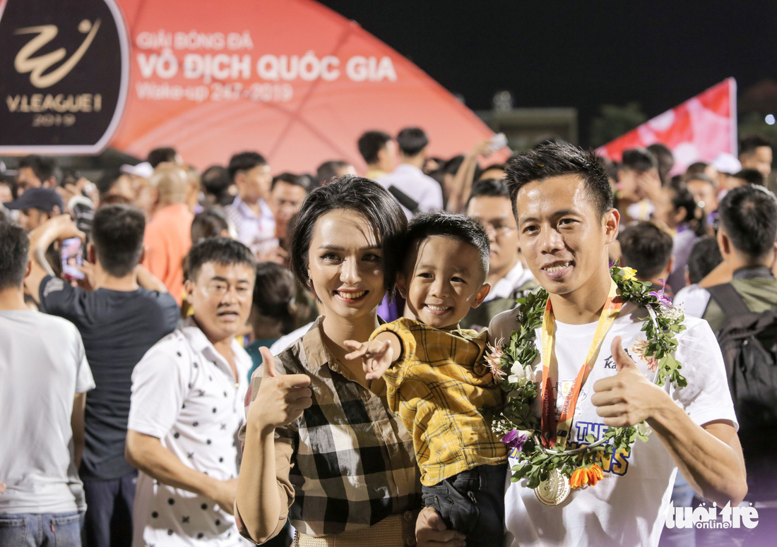 CĐV tràn xuống sân khi Hà Nội FC mừng vô địch V-League 2019 - Ảnh 9.