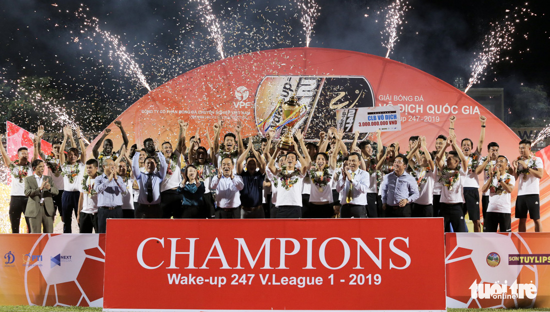 CĐV tràn xuống sân khi Hà Nội FC mừng vô địch V-League 2019 - Ảnh 7.