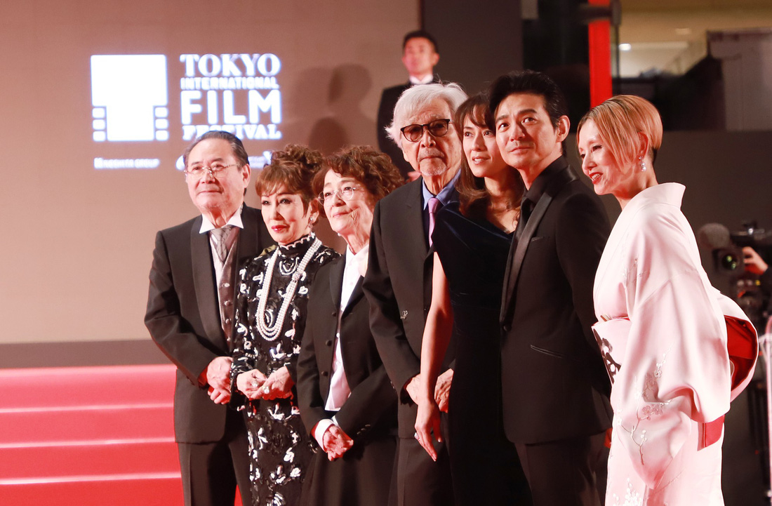 Chương Tử Di, Phan Đăng Di trên thảm đỏ khai mạc Liên hoan phim Tokyo - Ảnh 7.