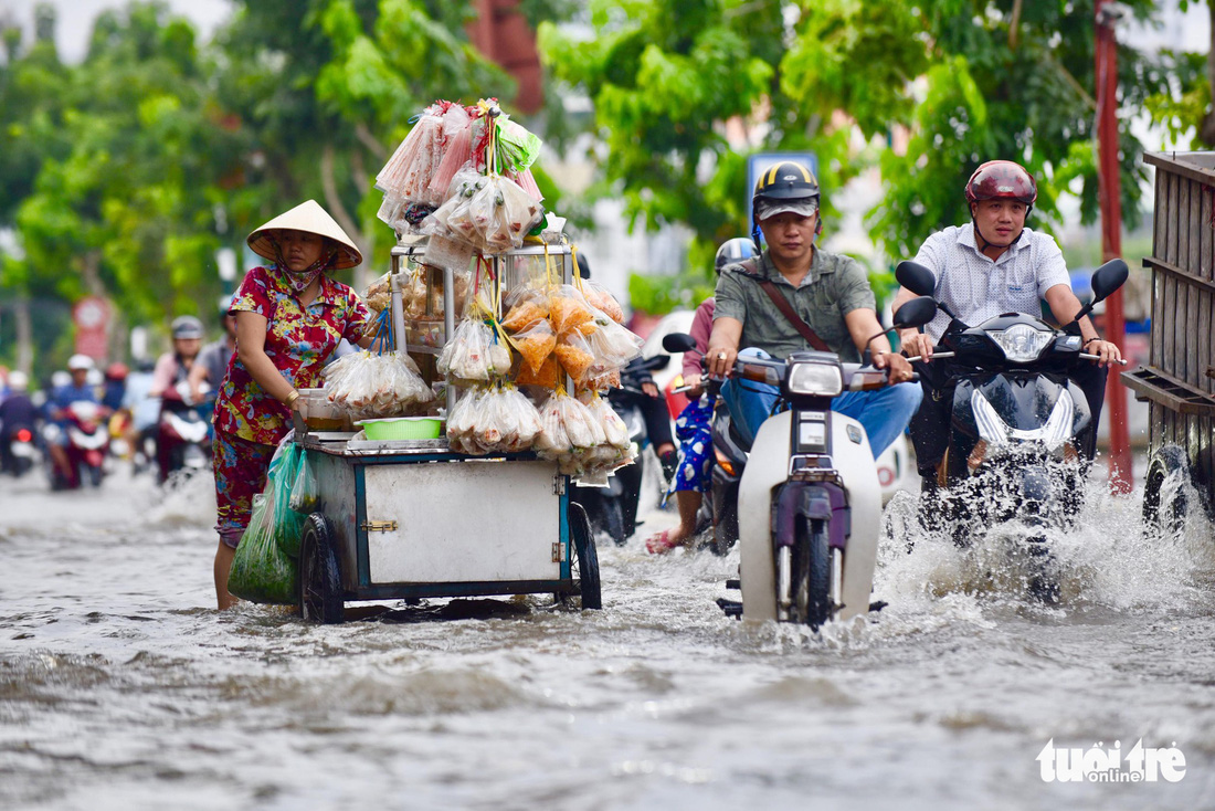 Triều cường lại lênh láng nhiều đường phố TP.HCM - Ảnh 2.