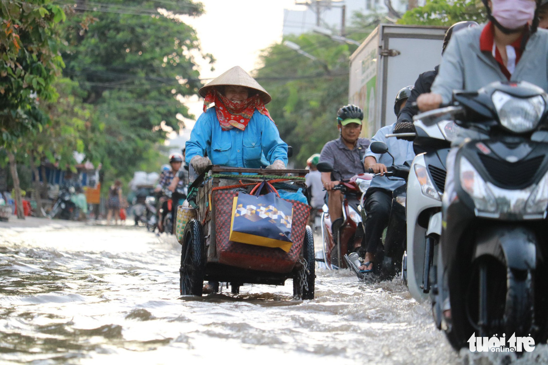 Triều cường đạt đỉnh, phụ huynh TP.HCM bì bõm đón con giờ tan trường - Ảnh 12.