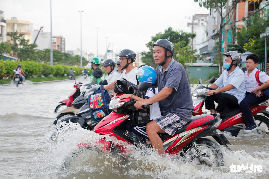 Triều cường đạt đỉnh, phụ huynh TP.HCM bì bõm đón con giờ tan trường - Ảnh 6.