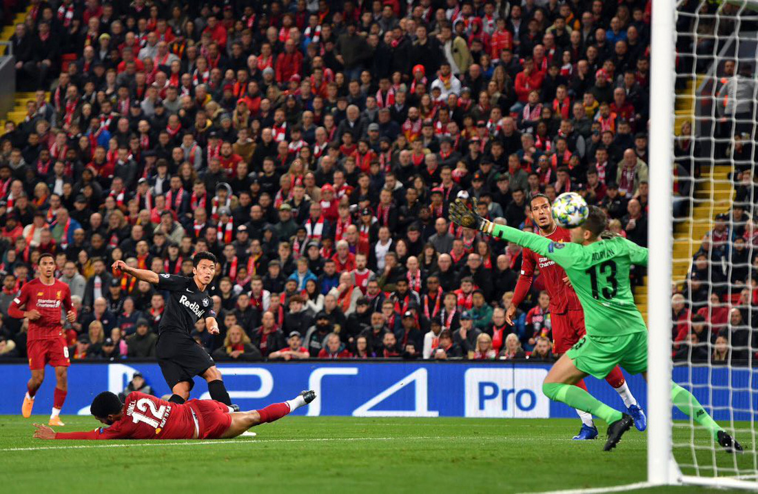Khoảnh khắc ngôi sao châu Á lừa Van Dijk rồi ghi bàn tại Champions League - Ảnh 3.