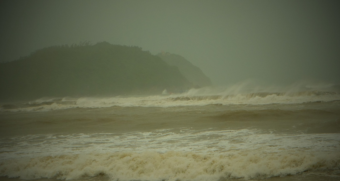 Miền Trung mưa xối xả, kè biển oằn mình trước sóng lớn đón bão số 5 - Ảnh 6.