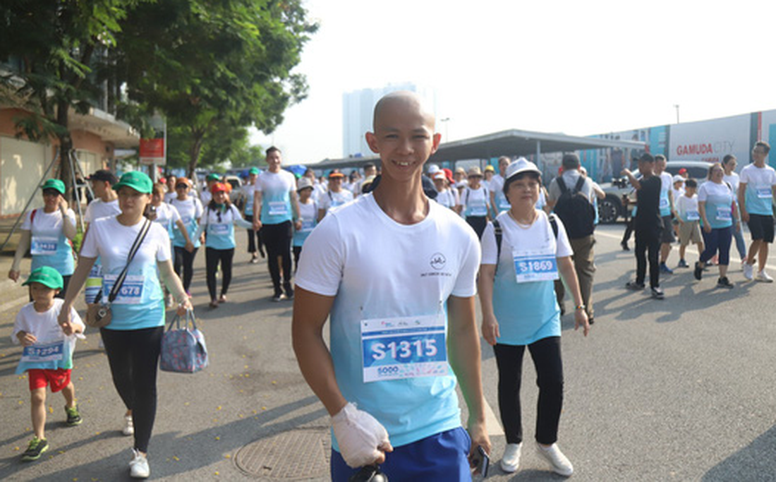 1.000 người đi bộ ‘5.000 bước chân hạnh phúc’ vì bệnh nhân ung thư - Ảnh 3.