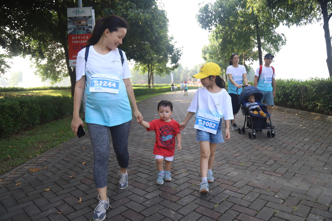 1.000 người đi bộ ‘5.000 bước chân hạnh phúc’ vì bệnh nhân ung thư - Ảnh 6.