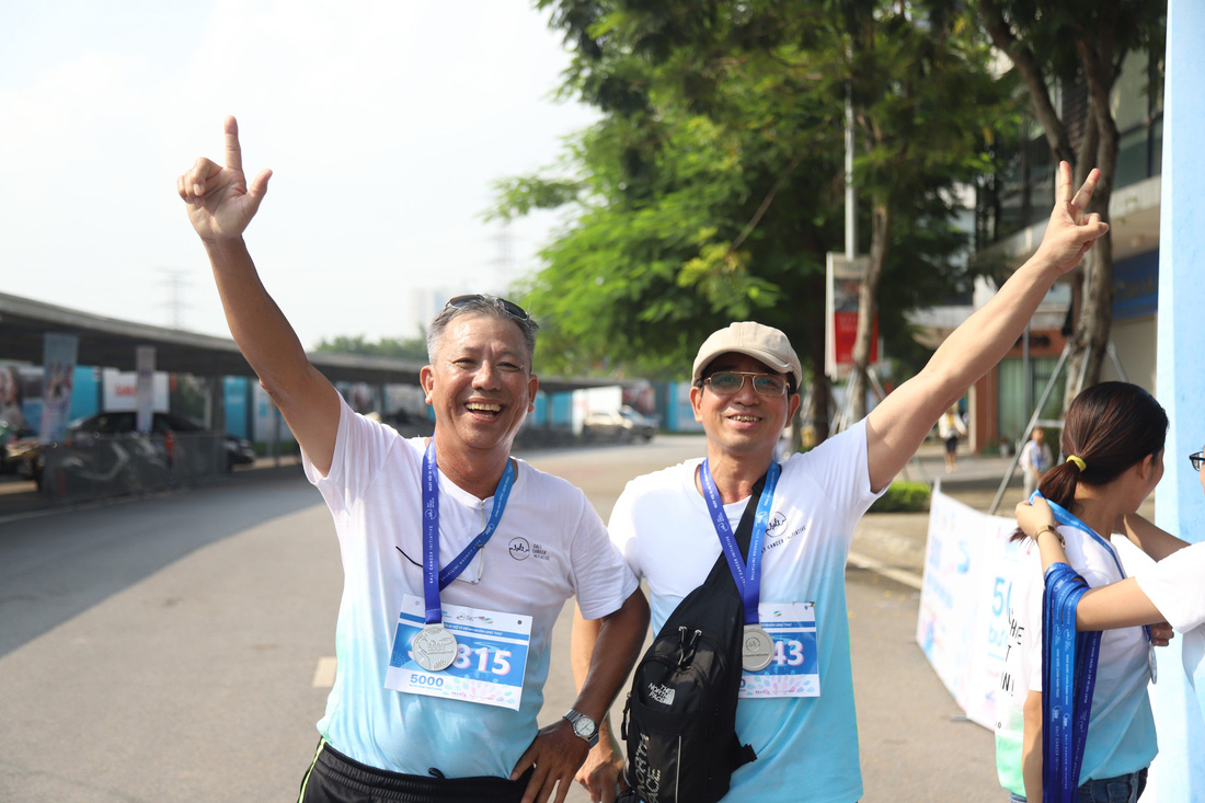 1.000 người đi bộ ‘5.000 bước chân hạnh phúc’ vì bệnh nhân ung thư - Ảnh 12.
