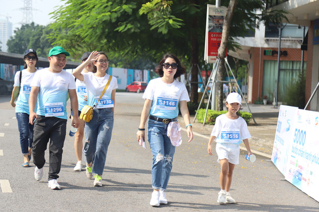 1.000 người đi bộ ‘5.000 bước chân hạnh phúc’ vì bệnh nhân ung thư - Ảnh 11.